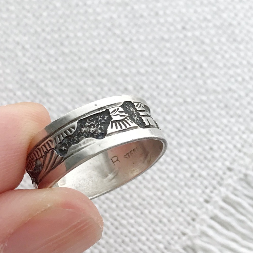 VINTAGE Native Sterling Storyteller Band Ring 7.25 - Picture 2 of 6